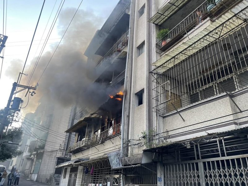 基隆市七堵區明德二路一棟民宅2樓2日下午發生火警，濃煙及火舌不斷竄出，消防局獲報後立即前往馳援，並在客廳救出一名男子，但已失去生命徵象，送醫搶救但不治。（讀者提供）中央社記者王朝鈺傳真  113年1月2日