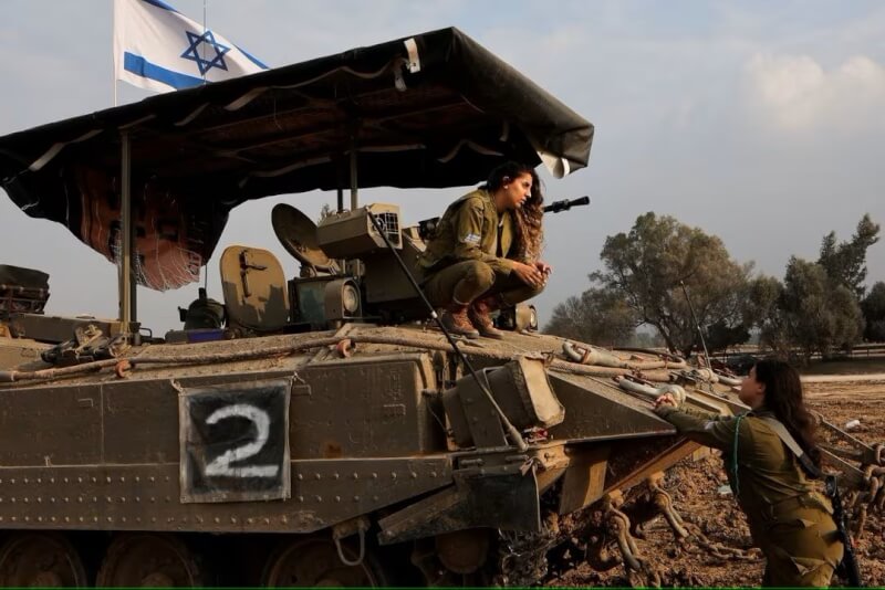以色列軍方1日表示將開始從加薩走廊撤離數千士兵。圖為一名以色列軍人去年12月28日蹲在裝甲車上。（路透社）