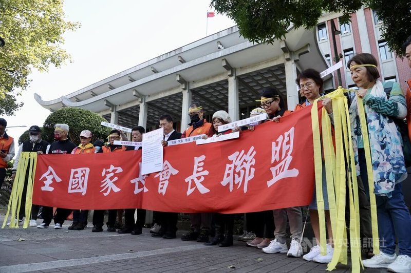 新北市國中生命案引發社會關注,全國家長會長聯盟2日到教育部門口舉行記者會,頭戴黃絲帶默哀。中央社記者張皓安攝 113年1月2日