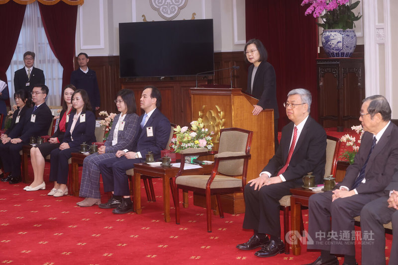 總統蔡英文（右3）2日由行政院長陳建仁（右2）、考試院長黃榮村（右）陪同，在總統府接見112年全國模範公務人員代表。中央社記者鄭傑文攝  113年1月2日