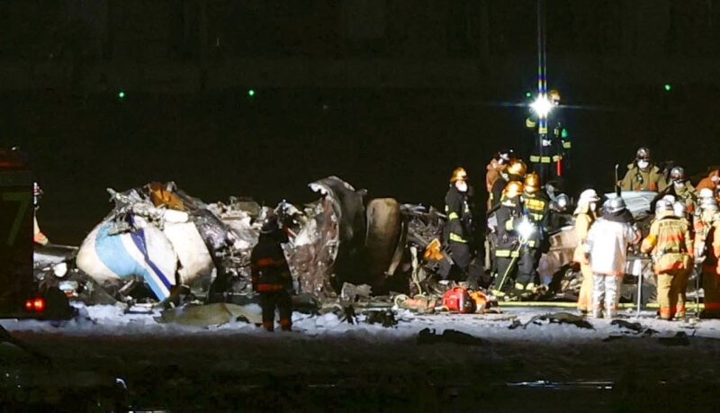 日本羽田機場2日發生日航班機擦撞海上保安廳飛機意外，圖為2日晚間火勢熄滅後的海保廳飛機殘骸。（共同社）