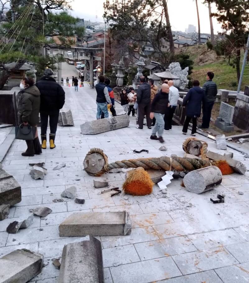 日本石川縣1日發生規模7.6強震，金澤市一處鳥居倒塌。（共同社）