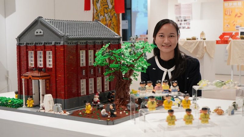 台北科技大學文化事業發展系今年畢業展主題為「失物招領」,2日起在台北市萬華區剝皮寮歷史街區展出,學生李諾(圖)以樂高積木、陶瓷結合,再現北科大「紅樓」古蹟。(北科大提供)中央社記者陳至中台北傳真 113年1月2日