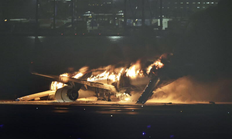 日本羽田機場2日一架日本航空班機發生擦撞事故，起火燃燒。（共同社）