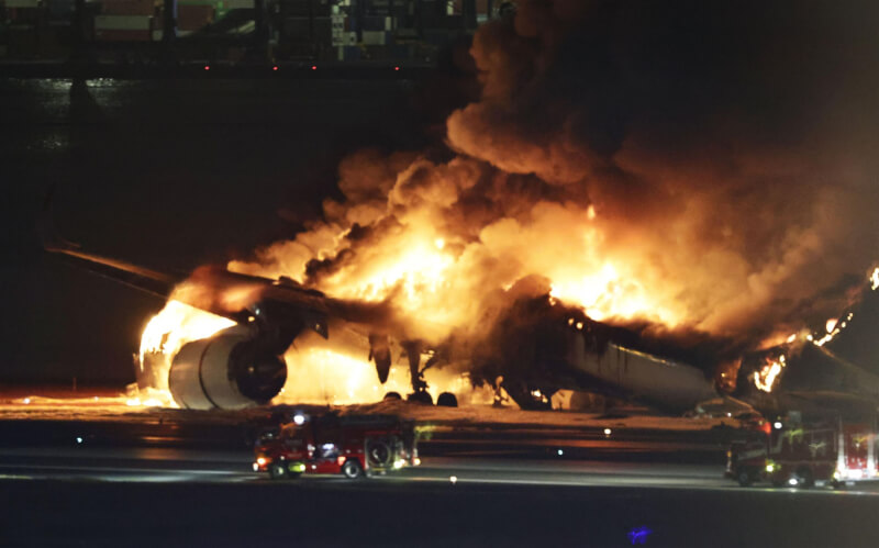 日本羽田機場2日一架日本航空班機發生擦撞事故，起火燃燒。（共同社）