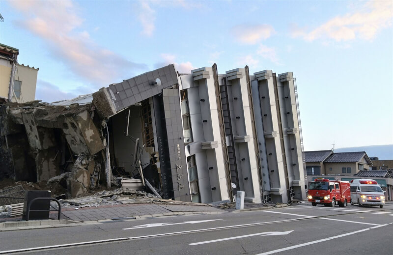 日本石川縣輪島市河井町有一家老字號漆器公司的大樓因為強震倒塌。（共同社）