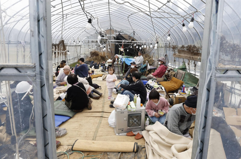 石川縣輪島市地震受災戶2日躲進溫室內避難。（共同社）