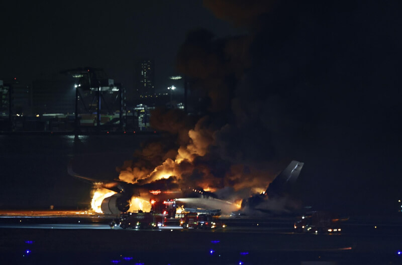 日本羽田機場的一架日本航空班機2日在降落時疑似擦撞海上保安廳的飛機，起火燃燒。（共同社）