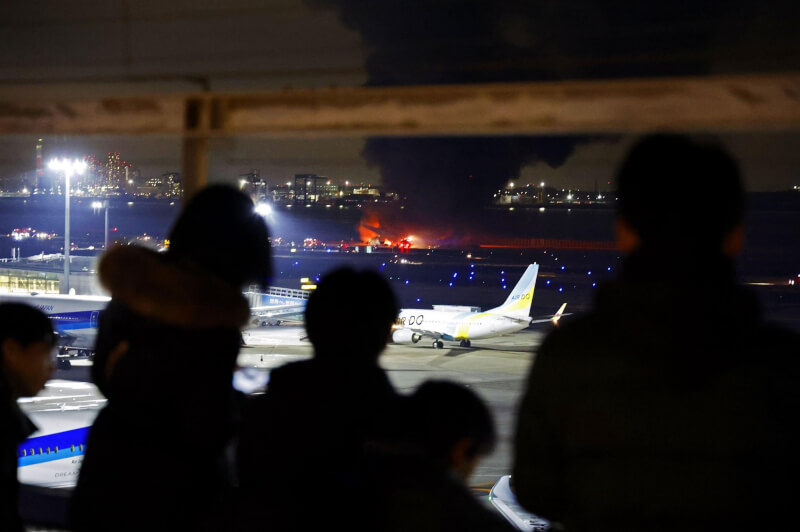 日本航空班機2日降落時疑似擦撞海上保安廳的飛機，起火燃燒。（共同社）