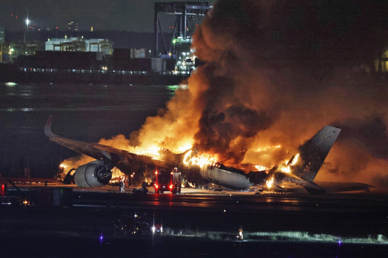 一架日本航空班機2日降落在日本羽田機場時疑似擦撞海上保安廳的飛機，在跑道上起火燃燒。圖為日本航空班機。（共同社）