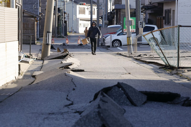 日本石川縣內多處道路因強震隆起毀損。（共同社）