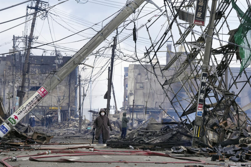 受到地震影響，石川縣輪島市街頭被大火燒得一片焦黑。（共同社）