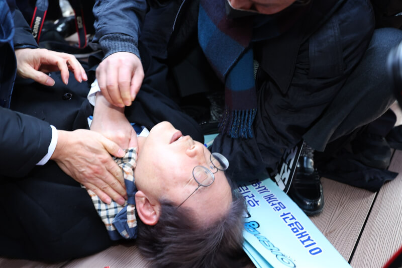 韓國最大在野黨共同民主黨黨魁李在明2日在釜山參加活動時遇襲，導致頸部受傷，流血倒地，身旁人員緊急救治。（韓聯社）