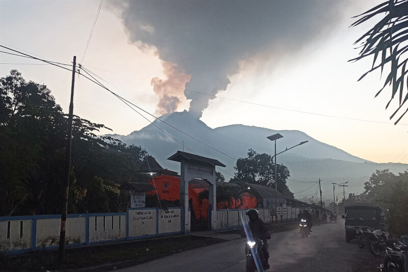 印尼勒沃托比火山1日噴出的火山灰柱高達1500公尺。（法新社）