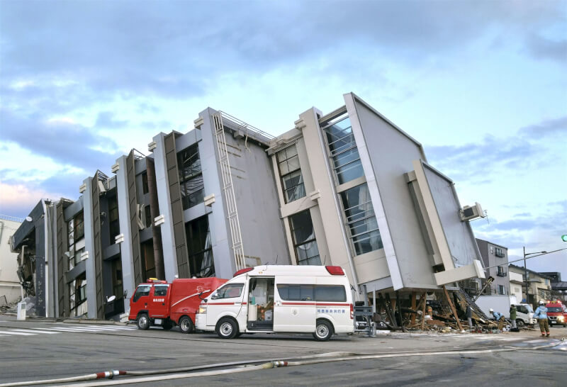 日本石川縣能登地方1日下午發生規模7.6強震，輪島市建築物倒塌。（共同社）