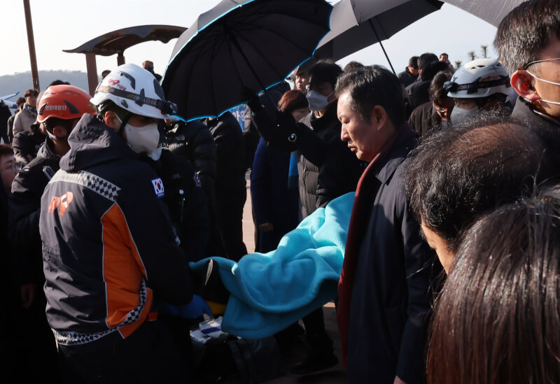 韓國共同民主黨黨魁李在明2日在釜山參訪時遇襲，隨後被擔架抬出送醫。（韓聯社）