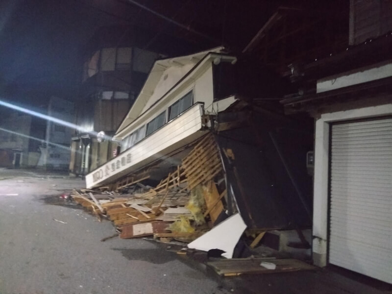 日本石川縣輪島市建築物因1日強震倒塌。（共同社）