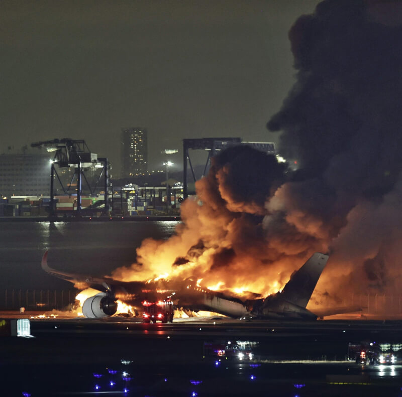 日本航空班機2日降落在羽田機場時疑擦撞海上保安廳飛機，在跑道上起火燃燒。（共同社）