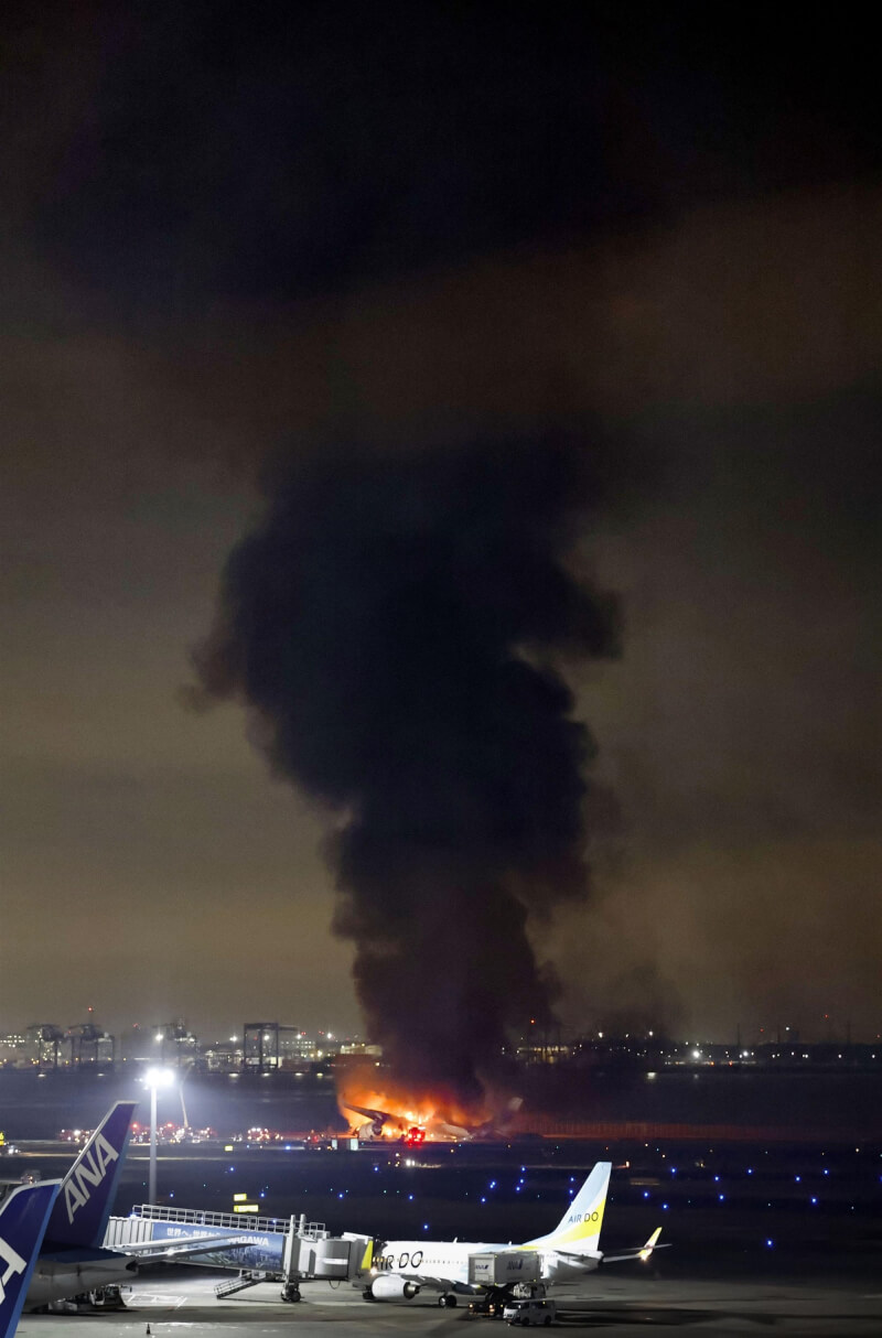 日本航空班機2日降落時擦撞海上保安廳的飛機，起火燃燒。（共同社）