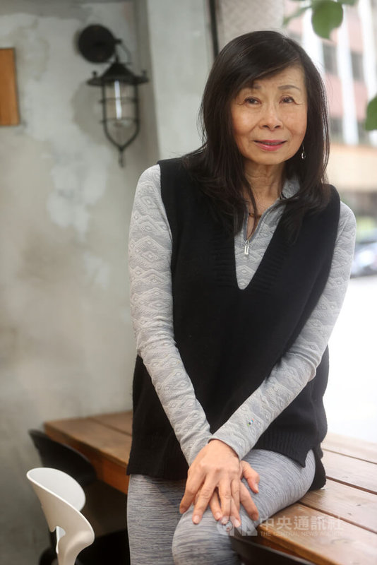 作家平路耗時多年書寫「台灣三部曲」,繼「東方之東」、「婆娑之島」後,近期完成第三部曲「夢魂之地」,持續刻畫島的過去、現在與未來,將由木馬文化出版發行。中央社記者鄭傑文攝 113年1月2日