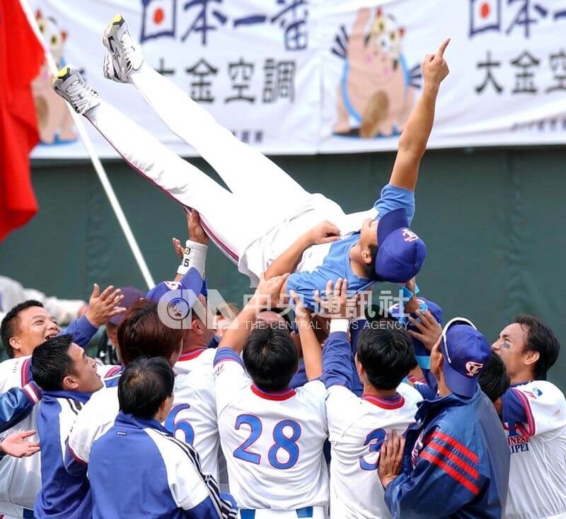 張誌家2001年在世界盃棒球錦標賽季軍賽完投9局，率台灣以3比0完封日本後被隊友拋起慶祝。（中央社檔案照片）