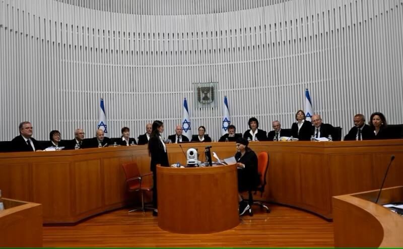 以色列最高法院1日裁定推翻尼坦雅胡政府去年通過的一項備受爭議法律。圖為以色列最高法院去年9月12日開庭情況。（DEBBIE HILL Pool via 路透社）