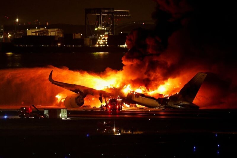 一架日本航空班機2日降落在日本羽田機場時疑似擦撞海上保安廳的飛機，隨後在跑道上起火燃燒。圖為日本航空班機。（路透社）