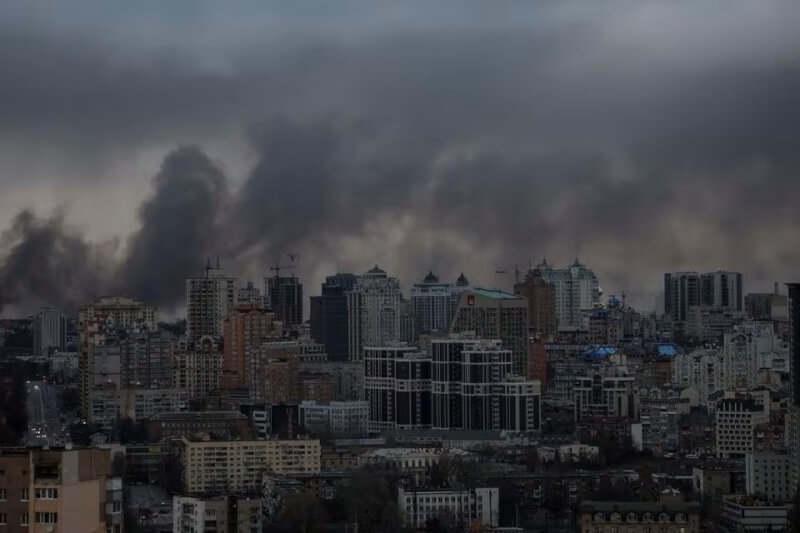 烏克蘭基輔市區2日在受到俄羅斯飛彈攻擊後冒出黑煙。（路透社）
