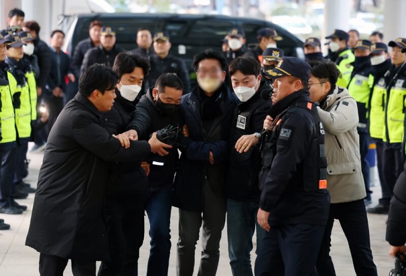 2日在釜山襲擊李在明的金姓嫌犯（前左4）曾加入保守派與進步派兩黨引發關注。（韓聯社）