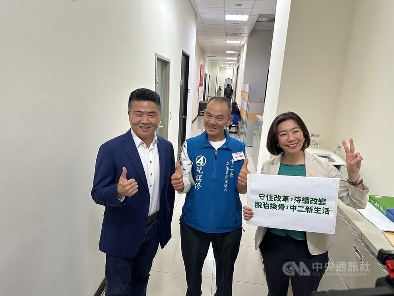 台中市第2選區立委候選人政見辯論會3日晚間預錄，爭取連任的民進黨立委林靜儀（右）、國民黨候選人顏寬恒（左）及無黨籍候選人紀銘修（前中）出席並合影。中央社記者趙麗妍攝  113年1月3日