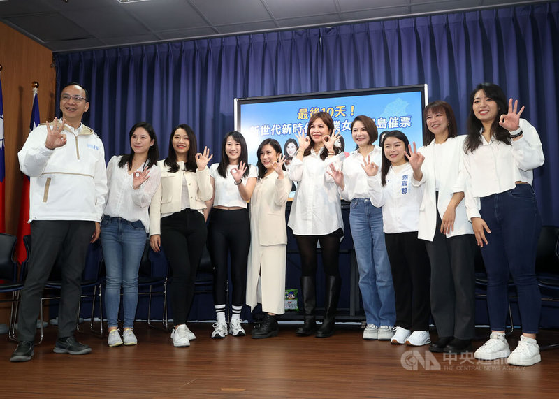 國民黨3日宣布成立專業女力輔選團KMT Girls，黨主席朱立倫（左）表示，國民黨女力充滿陽光與朝氣，非常有戰鬥力，在選戰最後關鍵時刻，到全台灣各重要選區幫忙黨籍候選人輔選，展現國民黨的女性力量。中央社記者郭日曉攝  113年1月3日