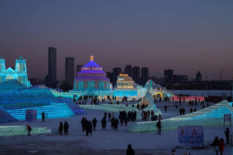 圖為2023年12月17日，哈爾濱冰雪大世界試開園，成為熱門旅遊地。（中新社）