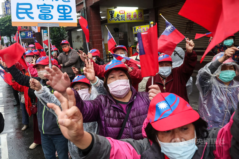 國民黨總統候選人侯友宜3日上午在新北市永和區進行「新北站出來，侯康在眼前」車隊掃街，沿路受到不少支持者熱情歡迎。中央社記者吳家昇攝  113年1月3日