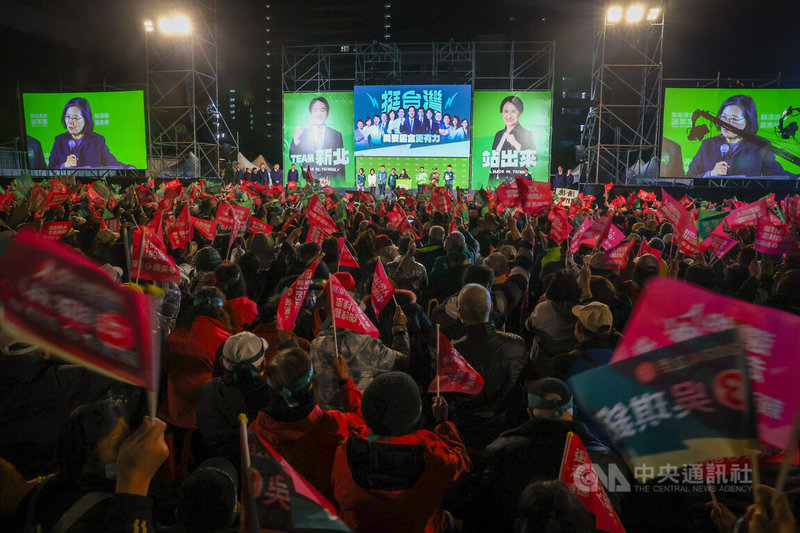 民進黨選前造勢晚會3日在新北市土城區舉行，現場旗海飛揚，氣氛熱烈。中央社記者王騰毅攝  113年1月3日