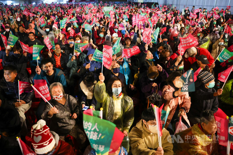 民進黨3日在新北市土城區舉行選前造勢晚會，大批民眾到場搖旗吶喊，表達支持。中央社記者王騰毅攝  113年1月3日