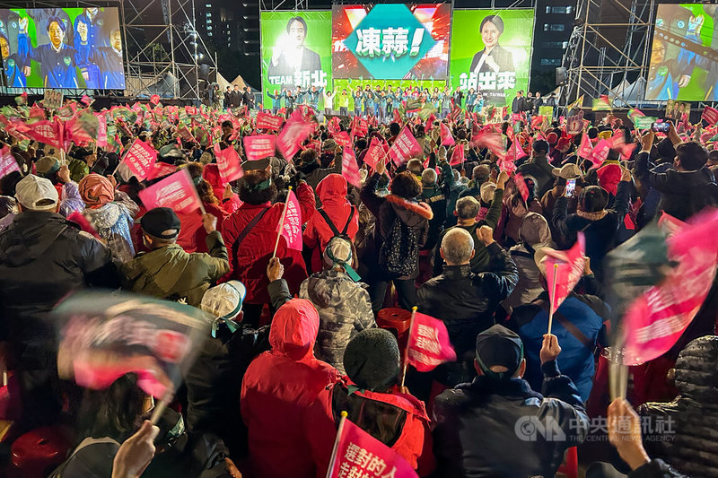 民進黨3日在新北市土城區舉行選前造勢晚會，正副總統候選人賴清德、蕭美琴同台造勢，支持者搖旗高呼「凍蒜」場面熱鬧。中央社記者王騰毅攝  113年1月3日