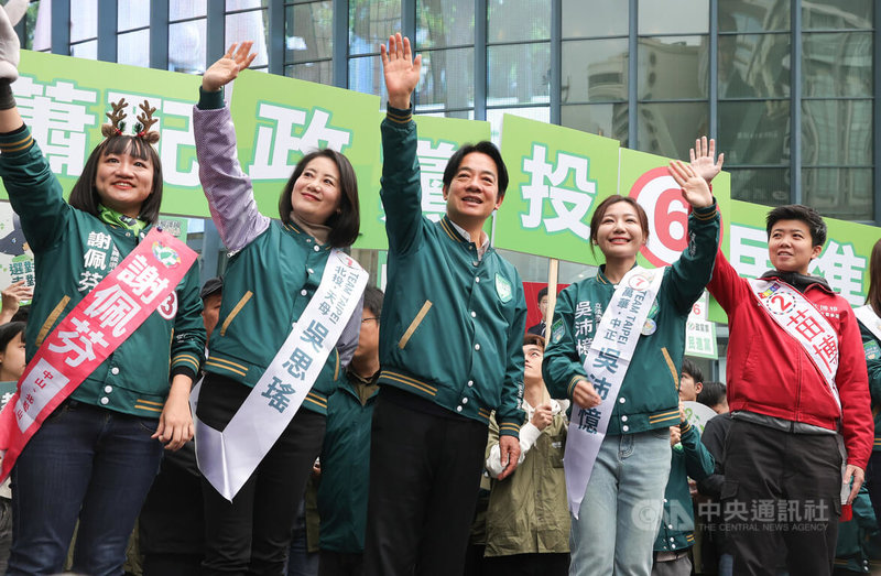 民進黨總統候選人賴清德（中）、黨籍立委候選人謝佩芬（左）、吳思瑤（左2）、吳沛憶（右2）及社民黨立委候選人苗博雅（右）等人，3日上午在台北小巨蛋路口，揮手向來往民眾致意，全力催票爭取支持。中央社記者謝佳璋攝  113年1月3日