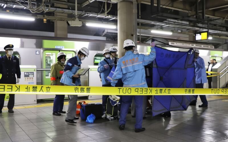 日本東京JR秋葉原站3日晚間發生攻擊事件，消防人員在月台上處置傷者送醫。（共同社）
