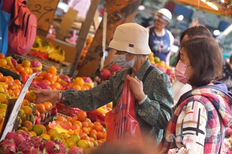 圖為民眾在台北市北投區選購水果。（中央社檔案照片）