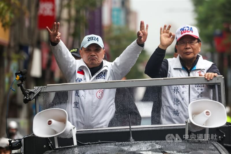 國民黨總統候選人侯友宜（左）3日在新北市永和區進行「新北站出來，侯康在眼前」車隊掃街，圖為侯友宜與國民黨立委林德福（右）比出3號手勢，賣力拉票。中央社記者吳家昇攝 113年1月3日