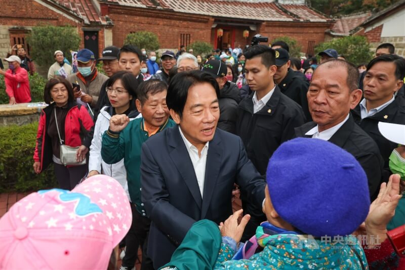 民進黨總統候選人賴清德（前中）3日在新北市參訪國定古蹟蘆洲李宅，賴清德與支持者寒暄。中央社記者吳家昇攝 113年1月3日