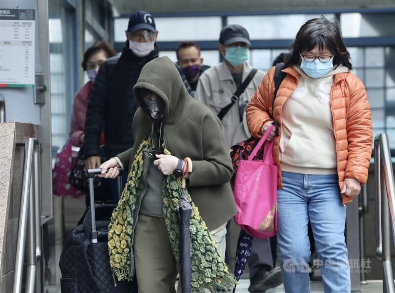 圖為台北市中正區民眾出門穿著保暖衣物禦寒。（中央社檔案照片）