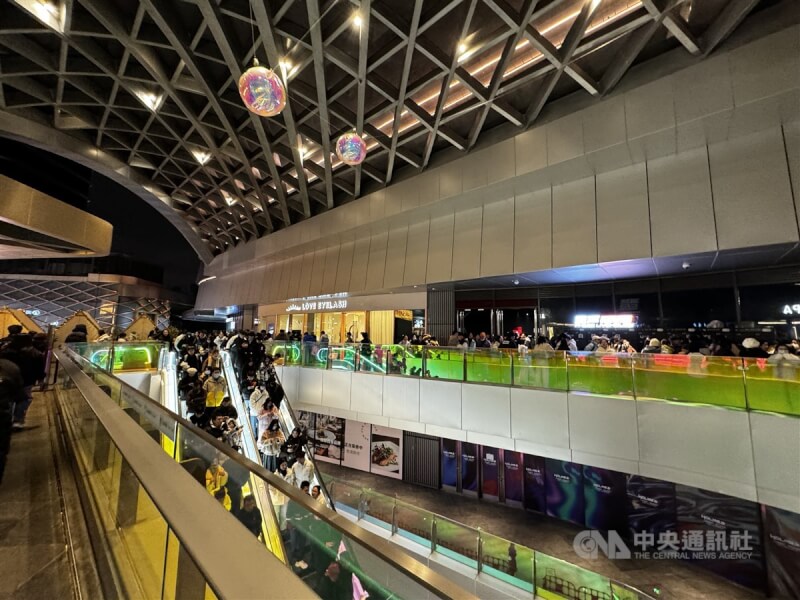 2023年12月,上海一場Live House的演出結束後,人潮將通道擠的水洩不通。中央社記者吳柏緯上海攝 113年1月3日