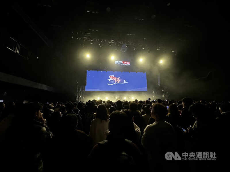 中國搖滾樂團黑屋樂隊2023年12月在上海演出,當天上海的氣溫很低,但並沒有影響樂迷的熱情。中央社記者吳柏緯上海攝 113年1月3日