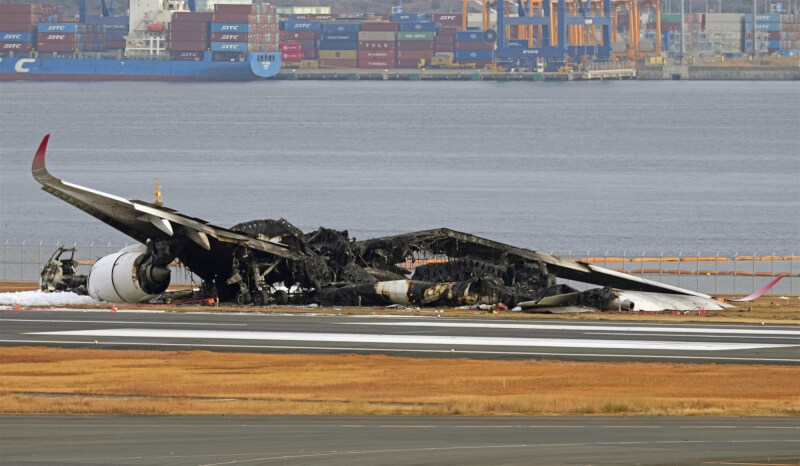圖為燒毀的日航516班機。（共同社）
