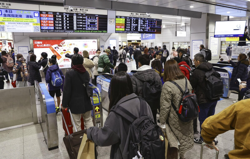圖為3日新大阪車站擠滿人潮。（共同社）