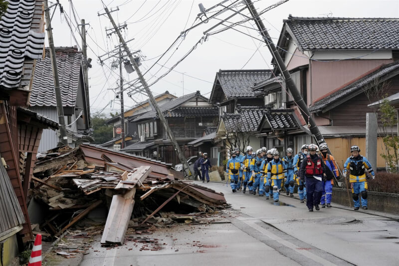 日本石川縣珠洲市救難人員3日前往地震災區救災。（共同社）