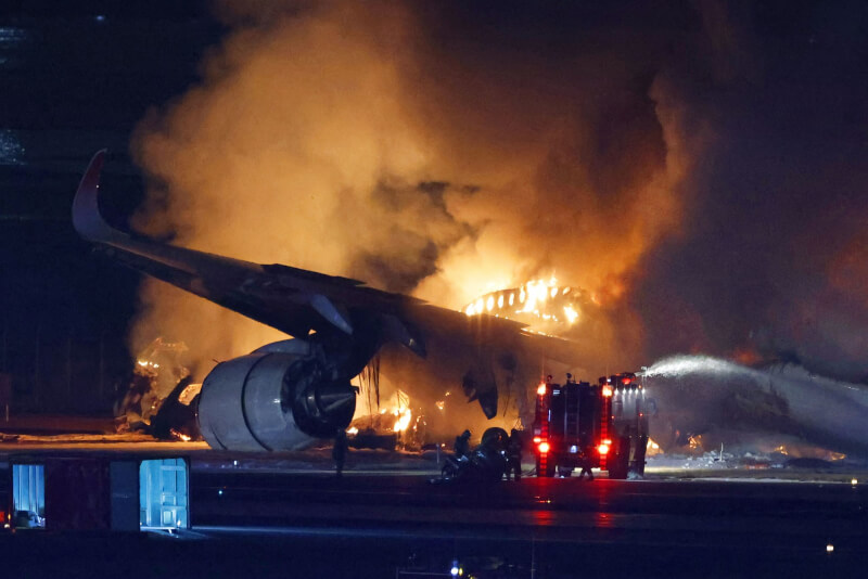 日本航空一架班機2日降落東京羽田機場時撞到海上保安廳飛機後在跑道起火燃燒。（共同社）