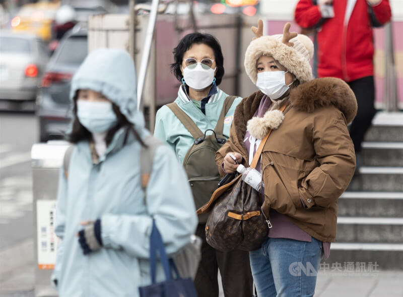 圖為台北市中正區街頭，民眾穿著保暖衣物禦寒。（中央社檔案照片）