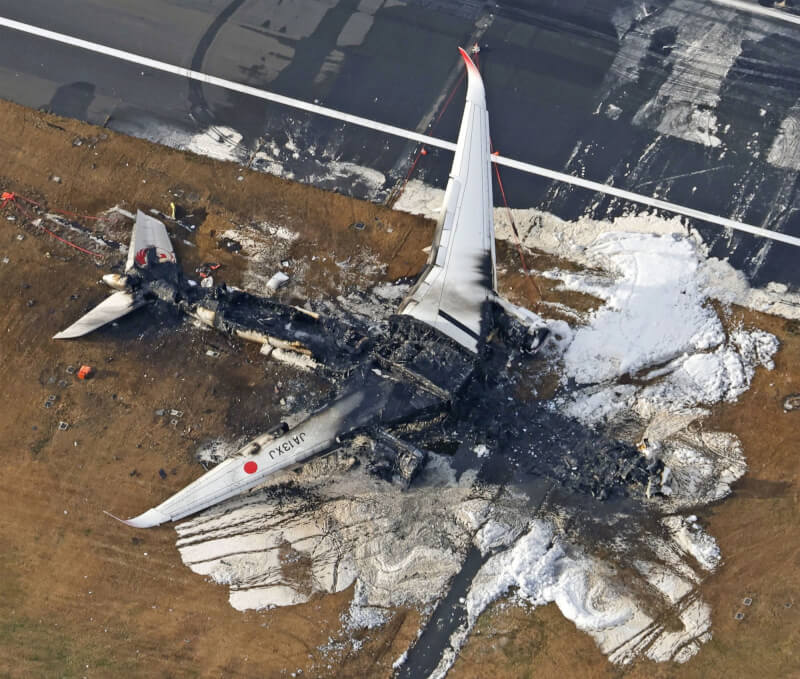 圖為燒毀的日航A350飛機。（共同社）